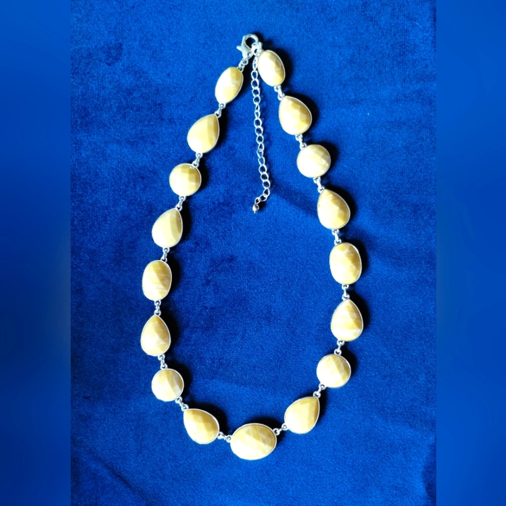 Yellow Silver-tone Chunky Necklace, Fashion Costume Jewelry, Round Teardrop